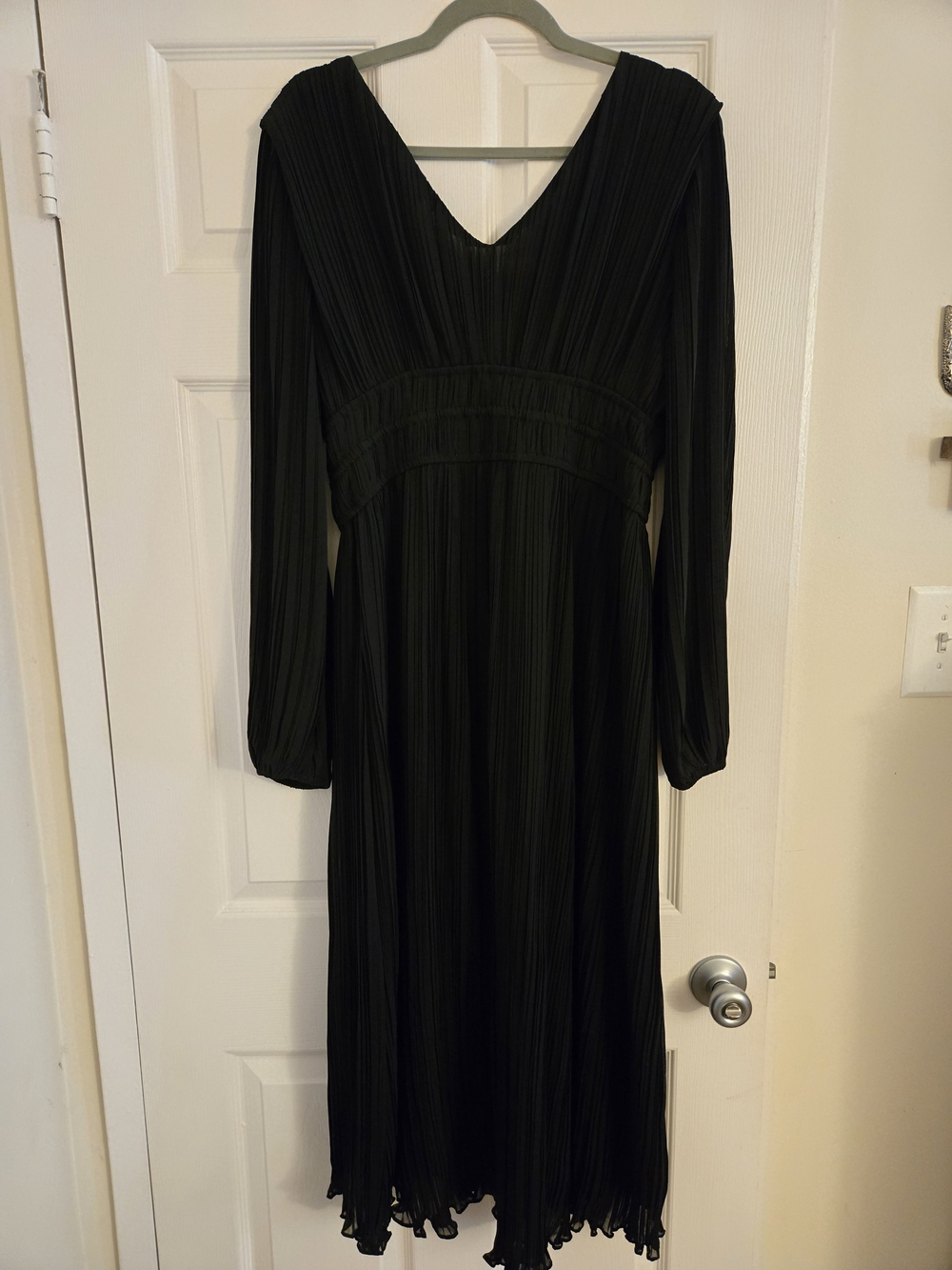 Long Sleeve Black V-Neck Pleated Dress